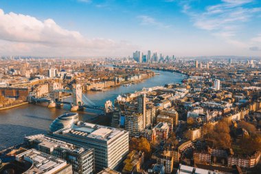 Londra 'daki Tower Bridge' in havadan görüntüsü. Londra 'nın en ünlü köprülerinden biri ve Londra' nın görülmesi gereken simgelerinden biri. Londra Kule Köprüsü 'nün güzel manzarası.