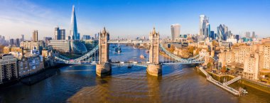 Londra 'daki Tower Bridge' in havadan görüntüsü. Londra 'nın en ünlü köprülerinden biri ve Londra' nın görülmesi gereken simgelerinden biri. Londra Kule Köprüsü 'nün güzel manzarası.