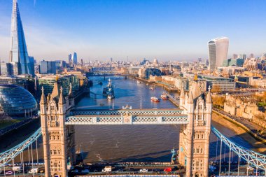 Londra 'daki Tower Bridge' in havadan görüntüsü. Londra 'nın en ünlü köprülerinden biri ve Londra' nın görülmesi gereken simgelerinden biri. Londra Kule Köprüsü 'nün güzel manzarası.