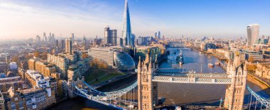 Londra 'daki Tower Bridge' in havadan görüntüsü. Londra 'nın en ünlü köprülerinden biri ve Londra' nın görülmesi gereken simgelerinden biri. Londra Kule Köprüsü 'nün güzel manzarası.