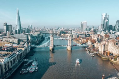 Londra 'daki Tower Bridge' in havadan görüntüsü. Londra 'nın en ünlü köprülerinden biri ve Londra' nın görülmesi gereken simgelerinden biri. Londra Kule Köprüsü 'nün güzel manzarası.