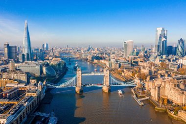 Londra 'daki Tower Bridge' in havadan görüntüsü. Londra 'nın en ünlü köprülerinden biri ve Londra' nın görülmesi gereken simgelerinden biri. Londra Kule Köprüsü 'nün güzel manzarası.