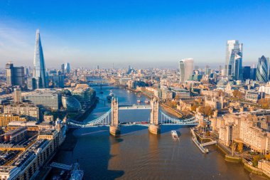Londra 'daki Tower Bridge' in havadan görüntüsü. Londra 'nın en ünlü köprülerinden biri ve Londra' nın görülmesi gereken simgelerinden biri. Londra Kule Köprüsü 'nün güzel manzarası.