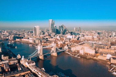Londra 'daki Tower Bridge' in havadan görüntüsü. Londra 'nın en ünlü köprülerinden biri ve Londra' nın görülmesi gereken simgelerinden biri. Londra Kule Köprüsü 'nün güzel manzarası.