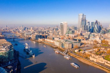 Londra 'daki Tower Bridge' in havadan görüntüsü. Londra 'nın en ünlü köprülerinden biri ve Londra' nın görülmesi gereken simgelerinden biri. Londra Kule Köprüsü 'nün güzel manzarası.