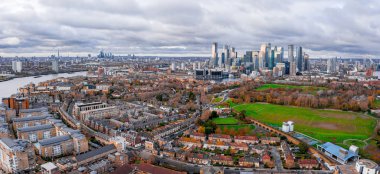 Londra, İngiltere - Merkez Londra 'nın önde gelen finans bölgeleri Bank ve Canary Wharf' ın gökdelenleri bulutlu gökyüzü sırasında altın saat günbatımında gökdelenlerle gökyüzü manzarası. 