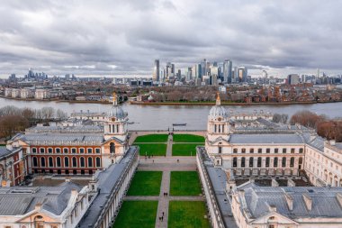 Greenwich, İngiltere 'deki Ulusal Denizcilik Müzesi' nin hava panoramik görüntüsü. Güzel Londra mimarisi.