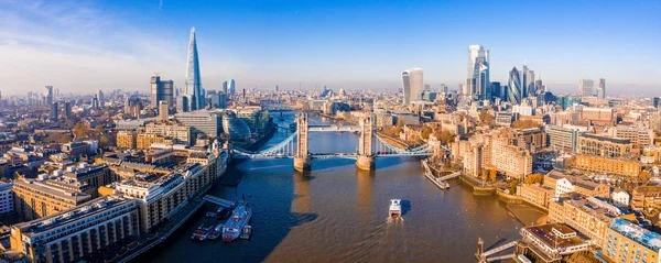 Londra 'daki Tower Bridge' in havadan görüntüsü. Londra 'nın en ünlü köprülerinden biri ve Londra' nın görülmesi gereken simgelerinden biri. Londra Kule Köprüsü 'nün güzel manzarası.
