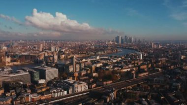 Londra'nın havadan panoramik şehir manzarası ve Thames Nehri manzarası, İngiltere, Birleşik Krallık