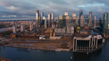 Londra'nın havadan panoramik şehir manzarası ve Thames Nehri manzarası, İngiltere, Birleşik Krallık