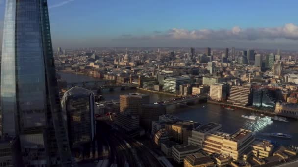 ロンドン市内の素晴らしいパノラマビュー タワーブリッジ ロンドン鉄道が近くにあり 正面にはシャード超高層ビルがあります 美しいロンドンビデオ — ストック動画