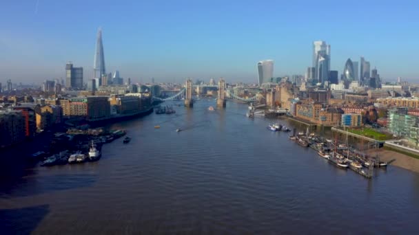 A Tower Bridge, a Shard Skyscraper és a London Skyline légi kilátásának létrehozása