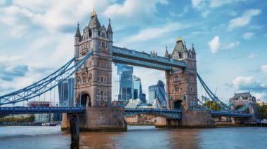 Londra 'da Kule Köprüsü, Ingiltere. Köprü açılışı. Ingiliz klasik sembollerinden biri.