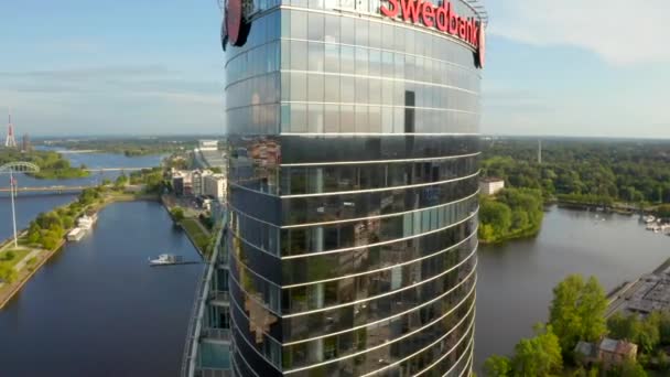 Pohled Moderní Mrakodrap Levém Břehu Řeky Daugavy Rize Hlavní Město — Stock video