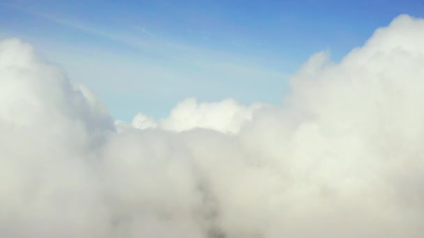 Volando Través Las Nubes Con Cielo Azul Claro Por Encima — Vídeo de stock