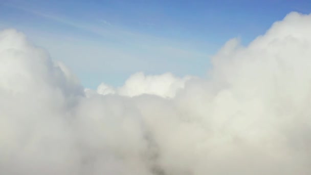 上の澄んだ青空と下の白い雲と雲の中を飛んでいます 美しい雲の背景シーン — ストック動画