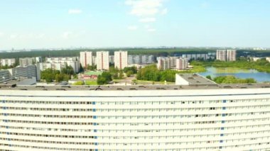 Letonya hastanesinin hava görüntüsü. Rus tarzı kocaman beyaz bir bina..