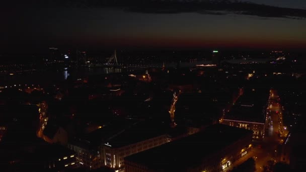旧市街の真ん中に聖ペテルス教会と都市リガの空中パノラマビュー 深い夜の前に美しい夕暮れ — ストック動画