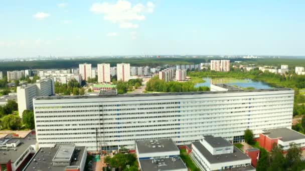 Αεροφωτογραφία Του Λετονικού Νοσοκομείου Τεράστιο Λευκό Κτίριο Μετα Ρωσικό Στυλ — Αρχείο Βίντεο
