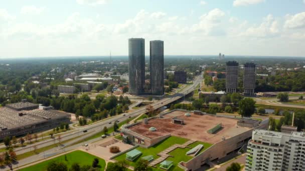 Bela Vista Panorâmica Aérea Cidade Riga Letônia Voando Sobre Parques — Vídeo de Stock