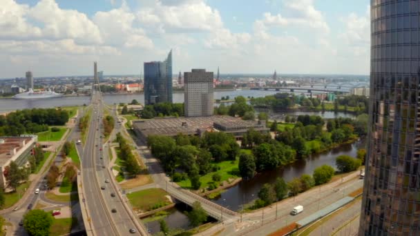 Schöne Luftaufnahme Der Riga Stadt Lettland Flug Über Grüne Parks — Stockvideo