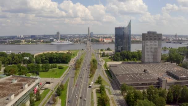 Schöne Luftaufnahme Der Riga Stadt Lettland Flug Über Grüne Parks — Stockvideo