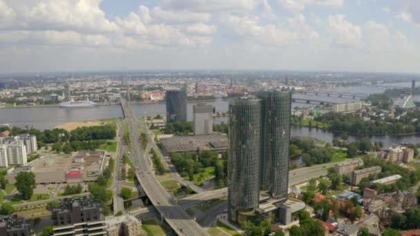 Bela Vista Panorâmica Aérea Cidade Riga Letônia Voando Sobre Parques — Vídeo de Stock