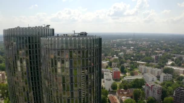 Wunderschöne Hochhäuser Mit Türmen Riga Lettland Sonnenuntergang Luftaufnahme — Stockvideo