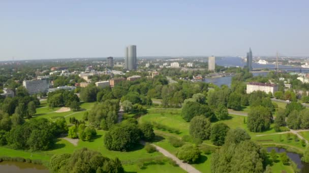 拉脱维亚里加镇美丽的空中全景 飞越绿地和神奇的市中心 — 图库视频影像