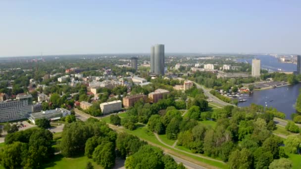 Bela Vista Panorâmica Aérea Cidade Riga Letônia Voando Sobre Parques — Vídeo de Stock