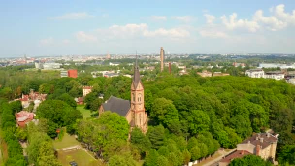 Чудовий Вигляд Міста Риги Латвії Літаючи Над Зеленими Парками Магічним — стокове відео