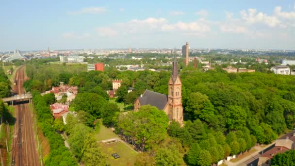 Красивый Панорамный Вид Город Рига Латвии Летающие Над Зелеными Парками — стоковое видео