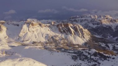 İtalya 'da Alpler' in üzerinde güzel bir gün batımı. Val Gardena 'nın kış kayak merkezi yakınlarındaki güçlü Dolomite dağları.
