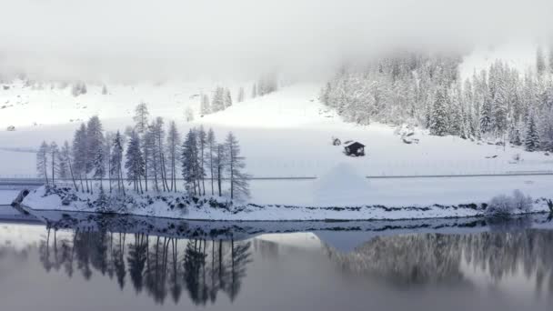 Hermoso Lago Invierno Con Reflejo Las Montañas Suizas Suiza Bosque — Vídeo de stock