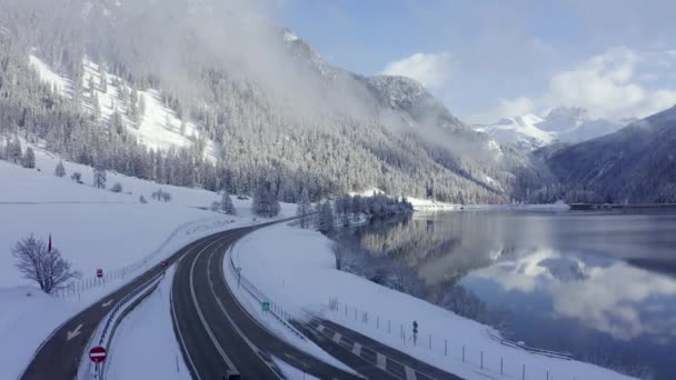 スイスのスイスの山々を反映した美しい冬の湖 魔法の冬の森雪に覆われ 山に囲まれ 渓谷に湖があります 壮大な景色 — ストック動画
