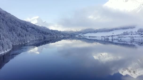 Πανοραμική Θέα Του Όμορφου Λευκού Τοπίο Θαυμάτων Χειμώνα Στις Ελβετικές — Αρχείο Βίντεο