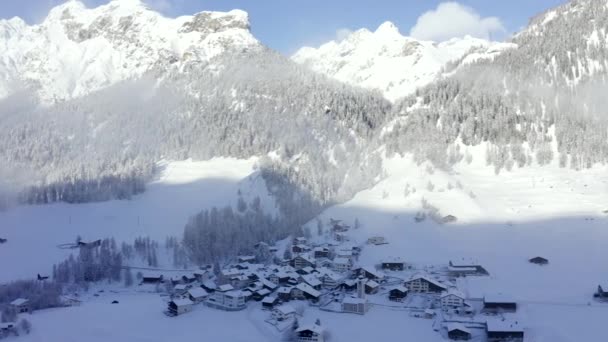 Vista Panorâmica Bela Paisagem Inverno Nos Alpes Suíços Com Igreja — Vídeo de Stock