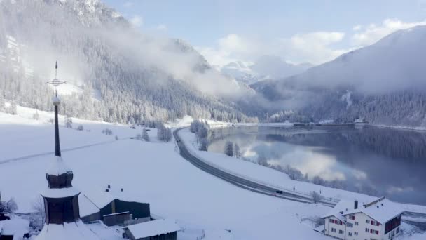 Vista Panorâmica Bela Paisagem Inverno Nos Alpes Suíços Com Igreja — Vídeo de Stock