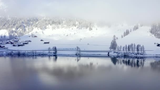 Πανοραμική Θέα Του Όμορφου Λευκού Τοπίο Θαυμάτων Χειμώνα Στις Ελβετικές — Αρχείο Βίντεο