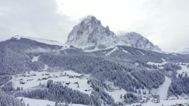 Inclinação Estância Esqui Alpino Val Gardena Itália Poderosas Montanhas Dolomitas — Vídeo de Stock