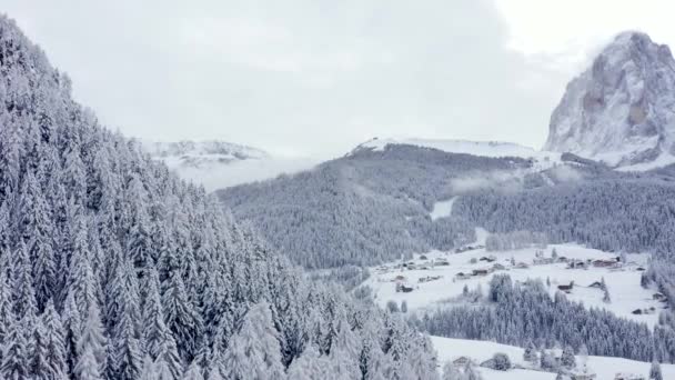 Alpesi Val Gardena Síközpont Lejtője Olaszországban Hatalmas Dolomithegyek Hófödte Erdők — Stock videók