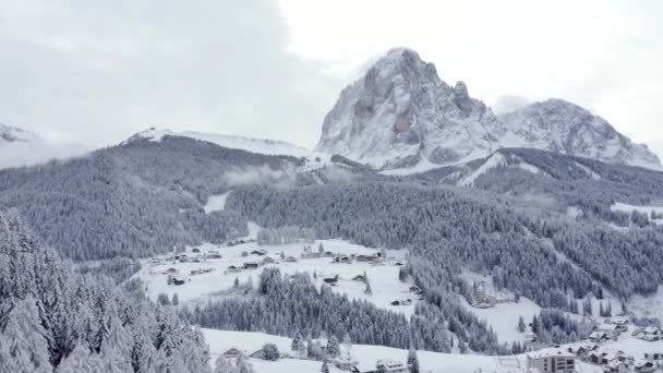 Sjezdovka Alpském Lyžařském Středisku Val Gardena Itálii Mohutné Dolomitské Hory — Stock video