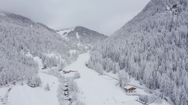 イタリアのアルパインスキーリゾートヴァル ガーデナの斜面 雪に覆われた強大なドロマイト山脈と森 — ストック動画