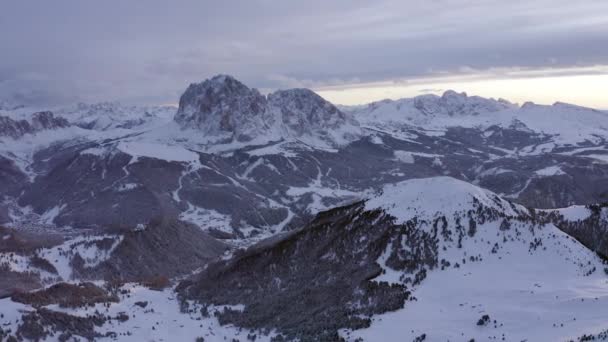 イタリアのアルプスの美しい夕日 ヴァル ガーデナの冬のスキーリゾートタウンの近くにある強大なドロマイト山 — ストック動画