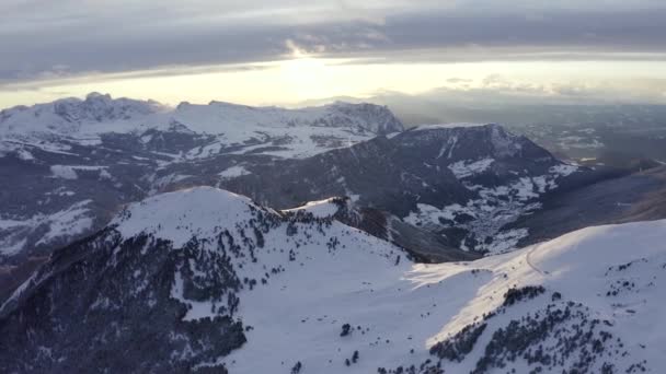 イタリアのアルプスの美しい夕日 ヴァル ガーデナの冬のスキーリゾートタウンの近くにある強大なドロマイト山 — ストック動画