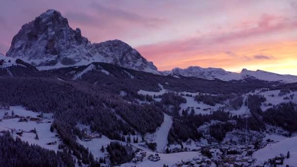 Nydelig Solnedgang Alpene Italia Mektige Dolomittfjell Nær Vinterbyen Val Gardena – stockvideo