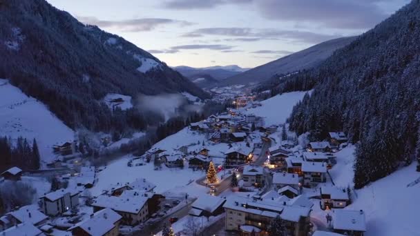 Vliegen Prachtige Wintersportplaats Val Gardena Italië Dolomieten Schemering Prachtige Winterstad — Stockvideo