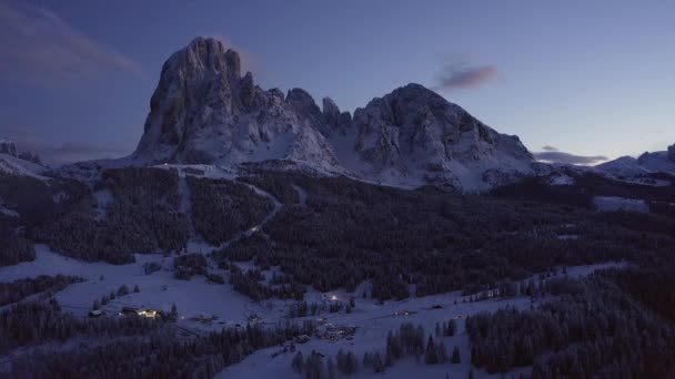 Volando Sobre Hermosa Ciudad Esquí Invierno Val Gardena Italia Dolomitas — Vídeos de Stock