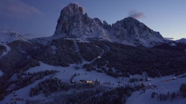 イタリアのヴァル ガーデナの美しい冬のスキーリゾートタウン 夕暮れ時のドロマイトを飛んでください 美しい冬の町 — ストック動画