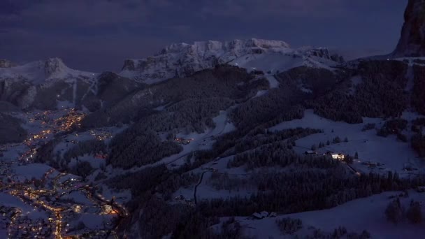 Flyger Över Vackra Vinterskidorten Val Gardena Italien Dolomiterna Skymningen Vacker — Stockvideo